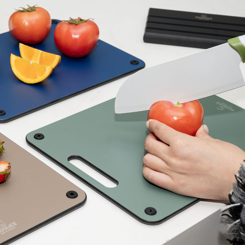 Veilig snijden dankzij ingewerkte antislip voetjes aan beide zijden van de snijplank