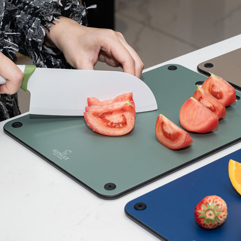 Veilig snijden op de EcoSlice snijplanken set met ingewerkte antislip voetjes aan twee zijden